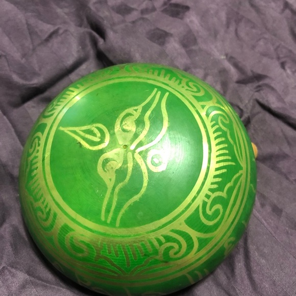 Green Tibetian Singing Bowl with Wooden Mallet - Picture 5 of 11